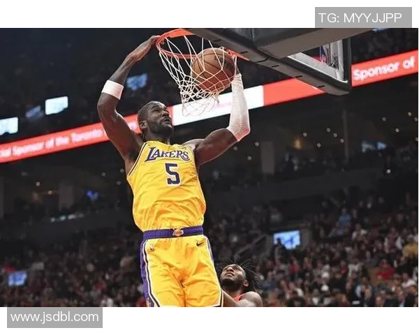 艾顿77.8%命中率拿17分18板&是自04年奥尼尔后湖人队史首人